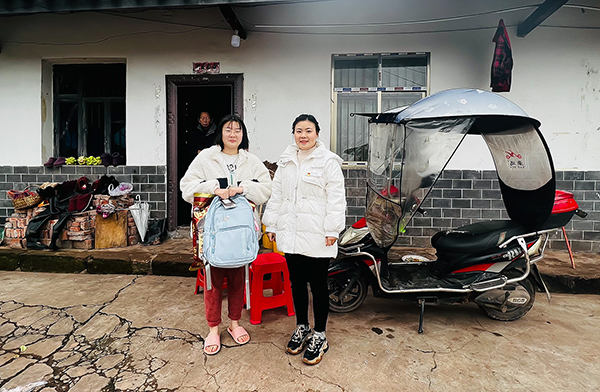 (勿签)我在乡村挺好的|自贡沿滩:用心用情为“人民” 黄玺萃的乡村振兴路_fororder_黄玺萃(右)代表沿滩区妇联给贫困学生发放春节慰问品(摄影-赵丽)