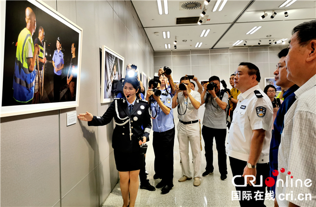 【湖北】【CRI原创】湖北省公安系统百名英雄模范立功集体人像摄影展开展