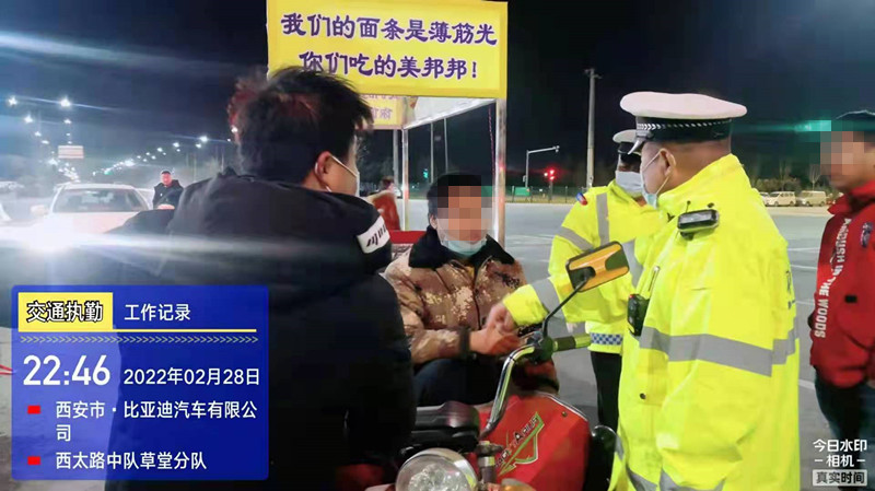 (转载)马路市场埋隐患 高新交警夜间治理保安全