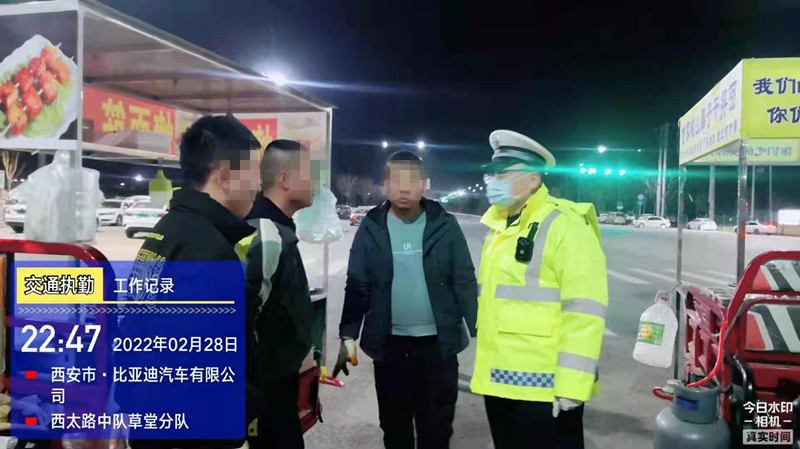 (转载)马路市场埋隐患 高新交警夜间治理保安全