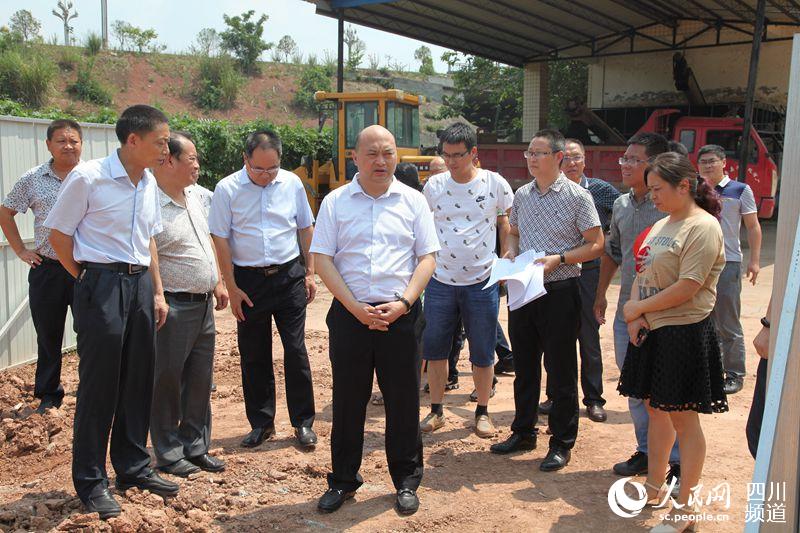 仁寿县委书记秦彪一行在县城市生活污水处理厂调研.(资料图)