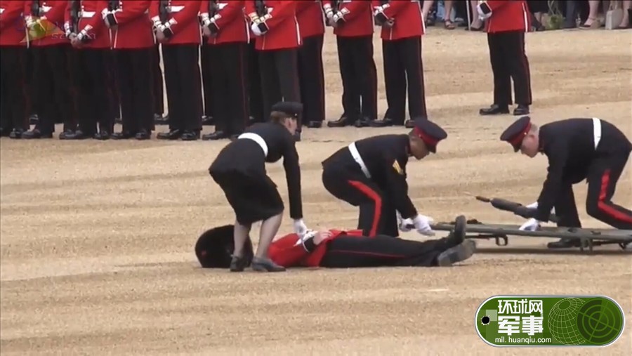 英国女王大寿又被晕倒抢镜