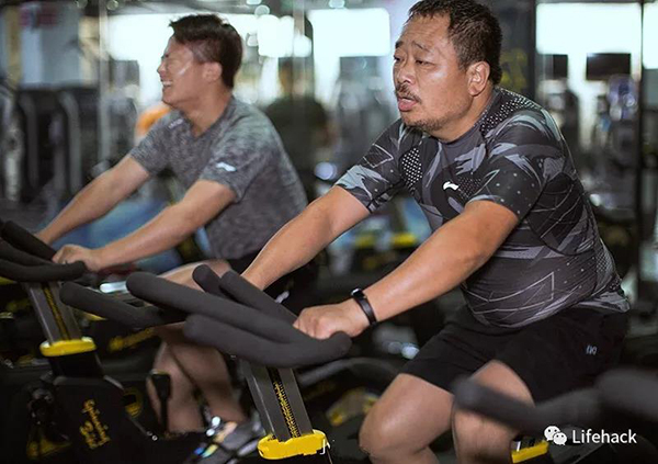 32岁摄影师特意增肥20斤带父亲减肥：陪他走出低谷