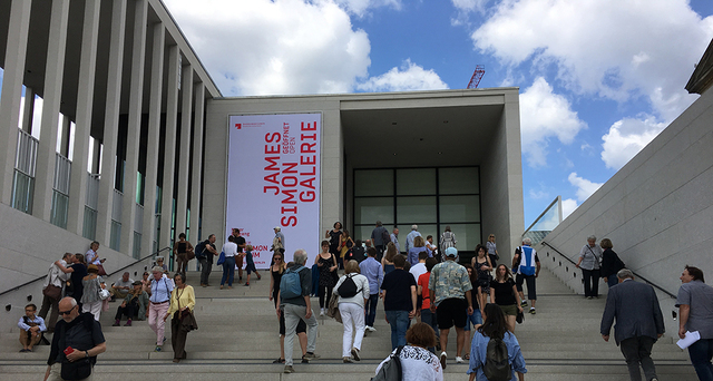 图片默认标题 图片默认标题_fororder_詹姆斯-西蒙画廊的正面入口处 © INSIDE A