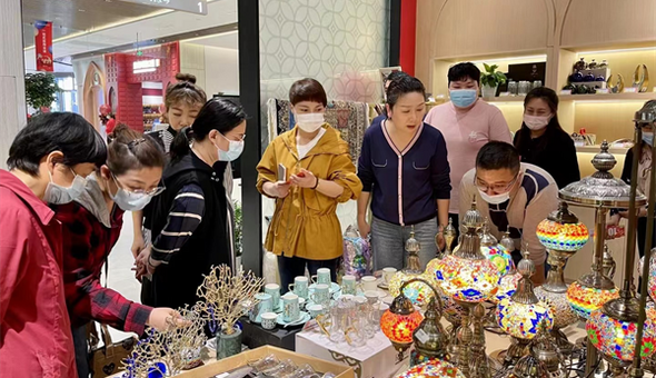 江汉区社区工作者参观体验绿地（武汉）全球商品贸易港