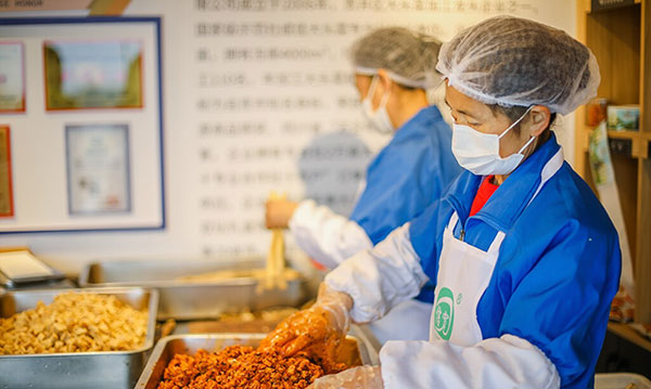 自贡贡井:食品生产企业迎来开门红_fororder_3食品加工现场
