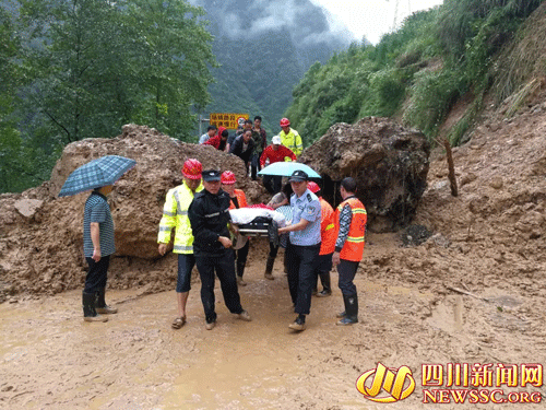 峨边彝族自治县公安局民警坚守抗洪抢险救援一线