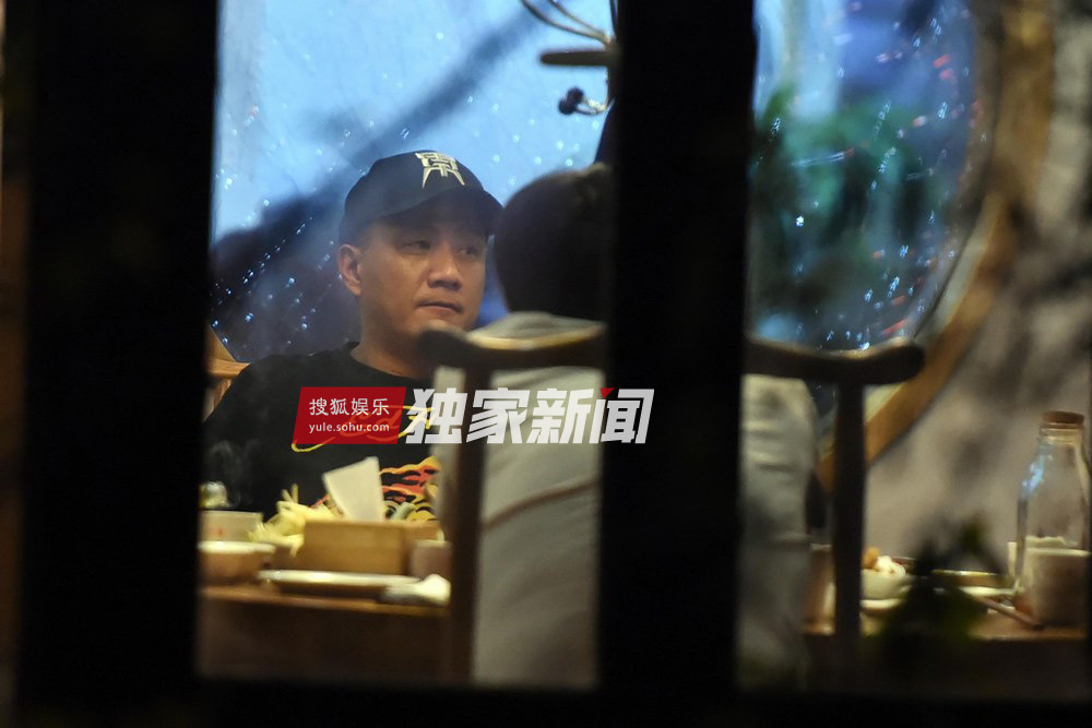 胡军会友吃火锅 抽烟喝酒大哥范儿十足(组图)