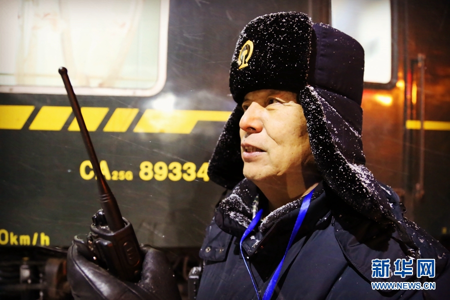 多地迎强降雪 铁路人雪中坚守(组图)