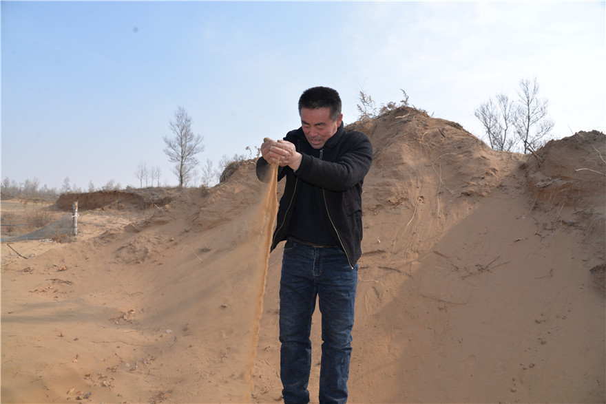 陕西靖边:巡林护绿不间断 植树造林代代传_fororder_这是郭建军新推开的一小块土地,用来种植自给自足的蔬菜,他说没种树之前这里都是这样的明沙梁 白凌燕摄.JPG