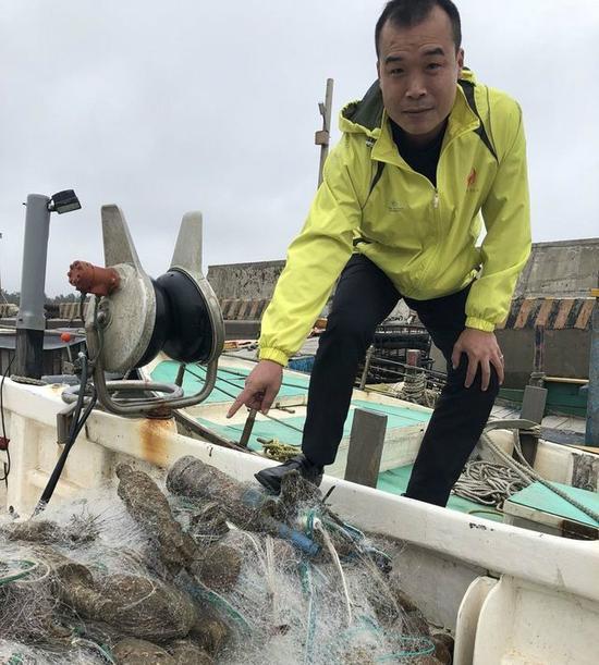 台渔民出海捕鱼捞到10颗炸弹 吓得急报警