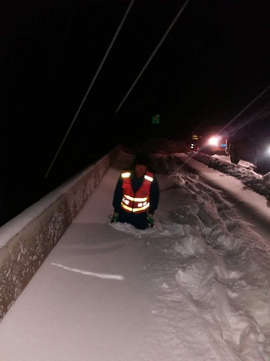 雅西高速遭遇通车以来最强降雪 积雪最深达1米(组图)