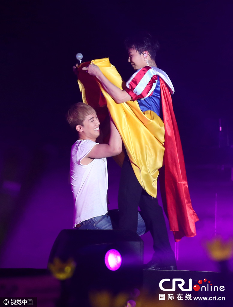 权志龙搂大成跳舞扮白雪公主 胜利与美女热舞