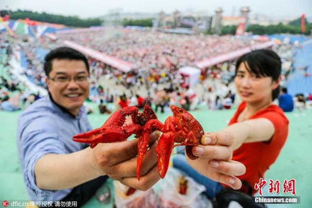 江苏盱眙万人龙虾宴壮观开席 美女网络直播引围观