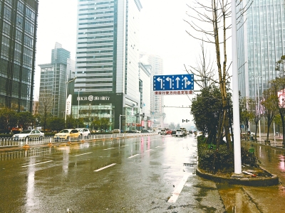 道路标识与悬挂标识不符 一司机同一路口5次走错