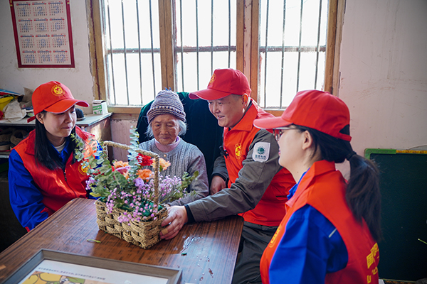 眉山百岁"女神"特别的"三八节"_fororder_志愿者和杨学彬老人一起插花