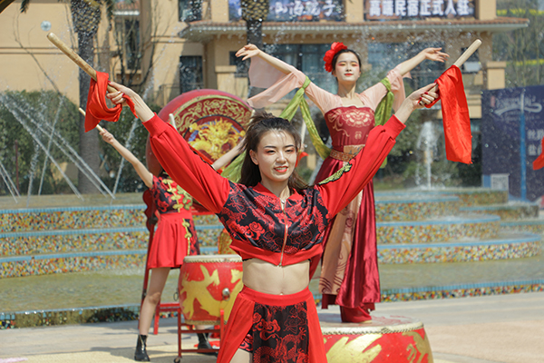 遂宁:丝路奇幻城景区欢庆三八妇女节 《丝路神灯》实景剧预计2022年5月演出_fororder_微信图片_20220308133050