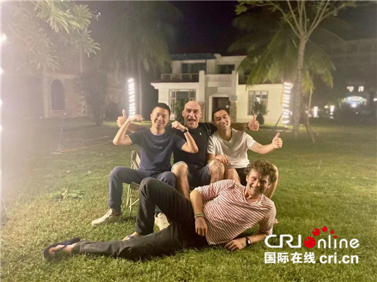 (遇见中国)4000米高空跳伞!捷克小伙在中国探索更高的天空_fororder___172.100.100.3_temp_9500031_1_9500031_1_1_000c5adc-e6f2-443a-9cb9-e7a45d0a58af (1)