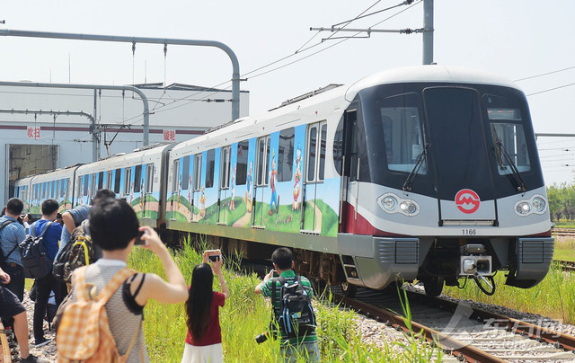 上海地铁迪士尼主题列车亮相 整车喷满卡通人物(组图)