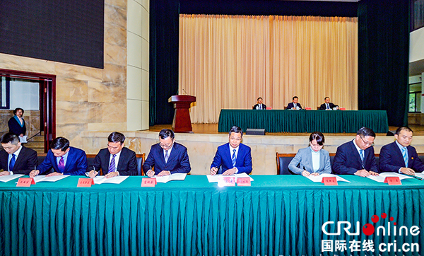 图片默认标题_fororder_签订目标责任书（摄影-廖志全）