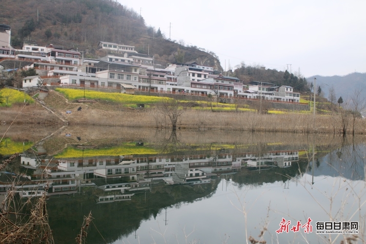 春天的文县范坝镇让水河畔景色旖旎,秀