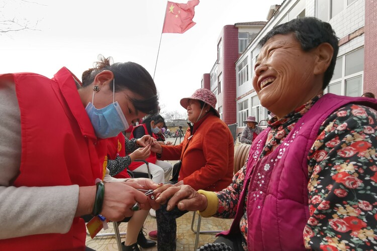 山区村民乐了!第一书记牵线搭桥引来志愿者