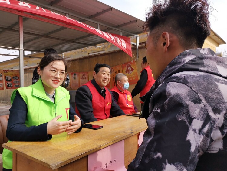 山区村民乐了!第一书记牵线搭桥引来志愿者