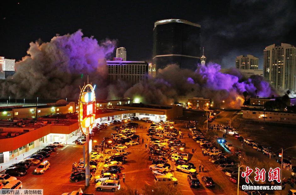 美国赌城第一座高层酒店被爆破 尘土漫天(组图)