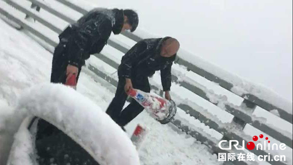 图片默认标题_fororder_民警用锥形体运雪-张达摄