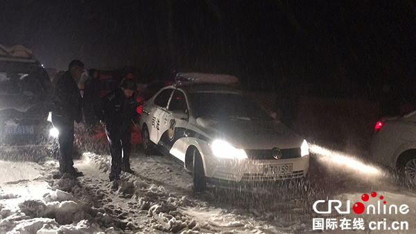 图片默认标题_fororder_警车抵达栗字坪服务器附近-张达摄