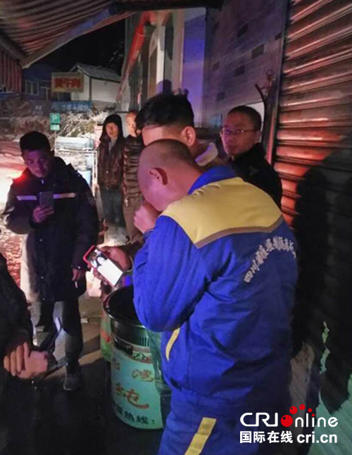 图片默认标题_fororder_邱某通过手机视频与母亲诀别--张达摄