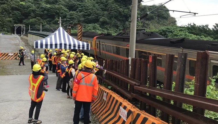 台铁"太鲁阁号"49人罹难事故一周年 台媒批台铁事故不减反增