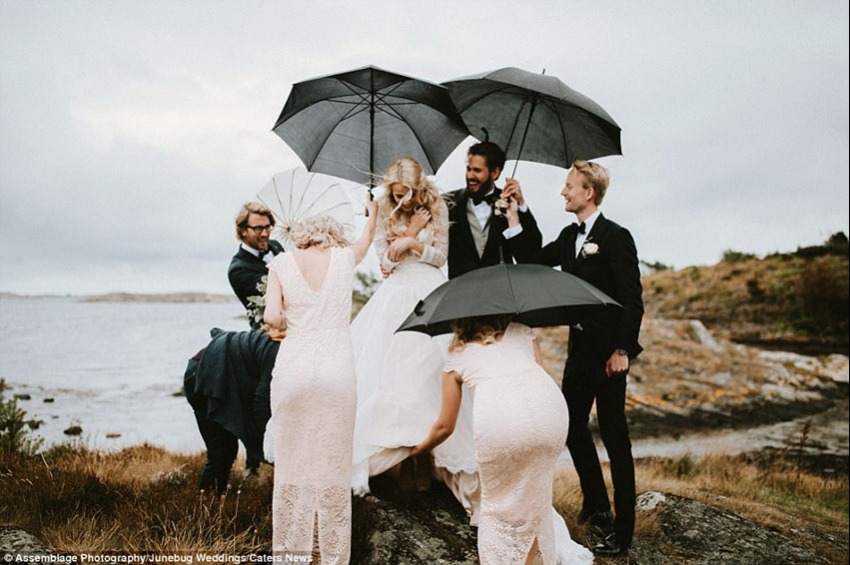 一对新人正在挪威崎岖的海岸线边拍摄婚纱照。