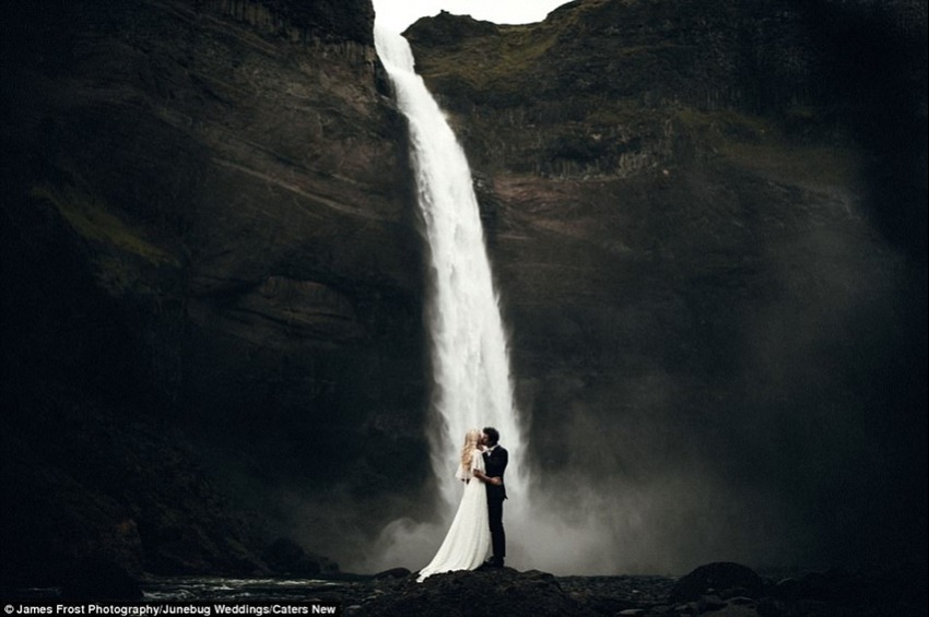 凱蒂和馬可在冰島的海福斯瀑布前拍攝的婚紗照。