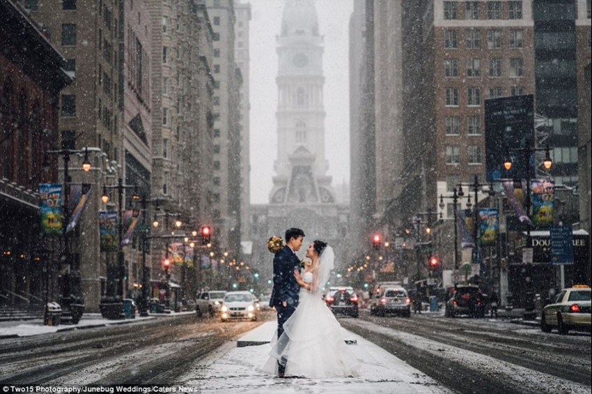 埃蘭和米歇爾的婚紗照以雪中費城為背景。