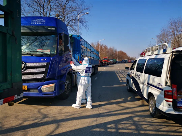 货车排队滞留高速出口鞍山民警送盒饭送服务送温暖