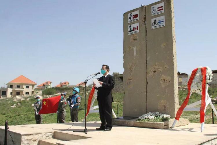 中国驻黎巴嫩使馆与赴黎维和部队祭扫杜照宇烈士墓