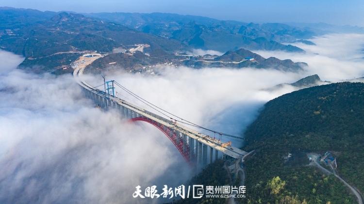 大发渠大桥：云雾缭绕 壮美如画