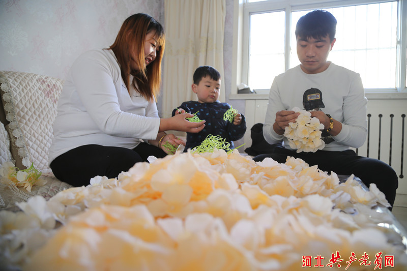 河北迁安:手工绢花扎出多彩幸福路