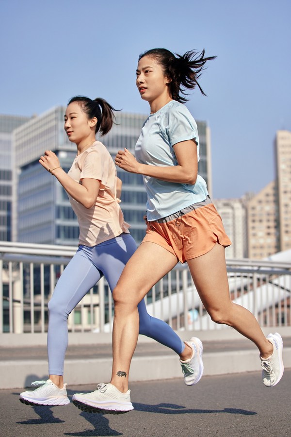 HOKA ONE ONE(R)推出CLIFTON 8 & KAWANA春日女子系列 HOKA ONE ONE(R)推出CLIFTON 8 & KAWANA春日女子系列