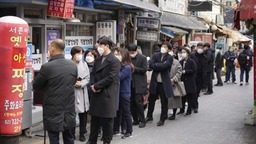 韩日增新冠确诊超40万例 仍将放宽私人聚会人数限制