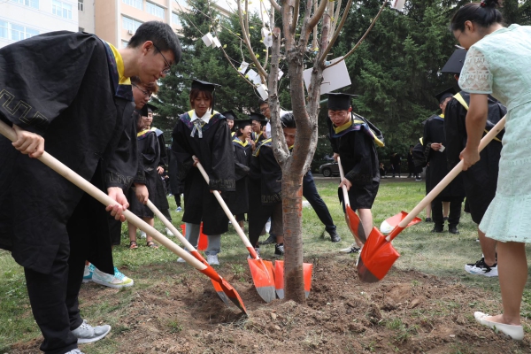 长春理工大学举办毕业生植树纪念活动
