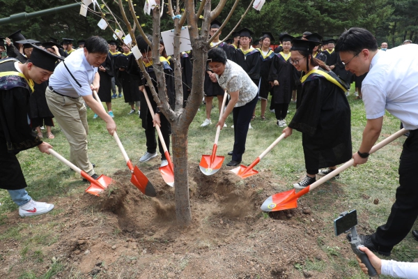长春理工大学举办毕业生植树纪念活动
