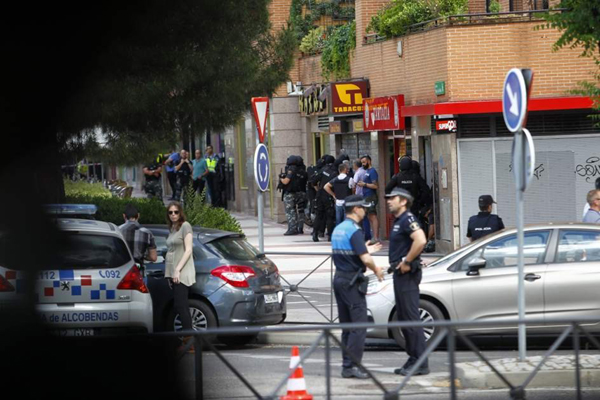 西班牙一警察在中餐馆与警方持枪对峙8小时后自杀