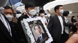 首尔市长出殡时 举报他性骚扰的女秘书突然发声
