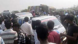 印度一私人巴士发生翻车事故 致8死20重伤