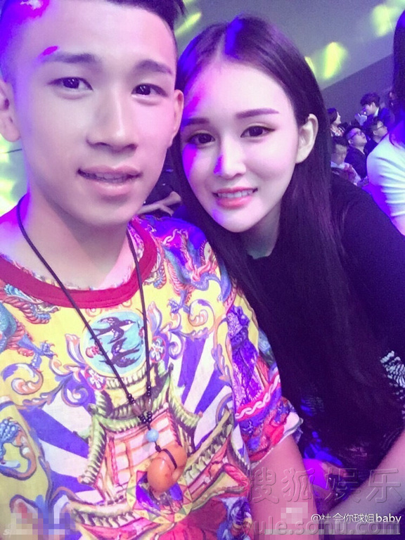 赵本山女儿妞妞晒出合影 尖脸大眼画风似网红