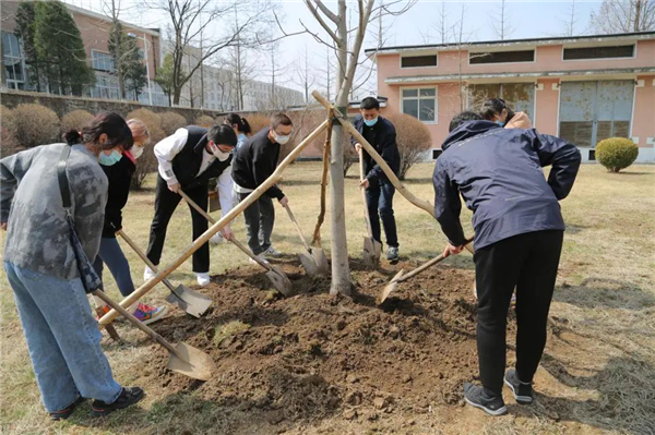 同心战“疫”拥抱春天 辽东学院开展师生义务植树活动_fororder_植树