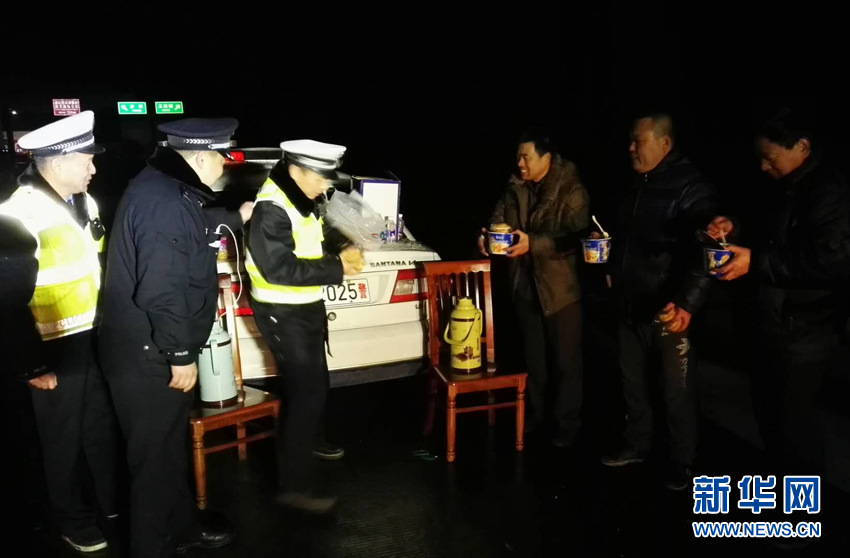 湖北荆门：冰雪无情 路有“暖警”(组图)