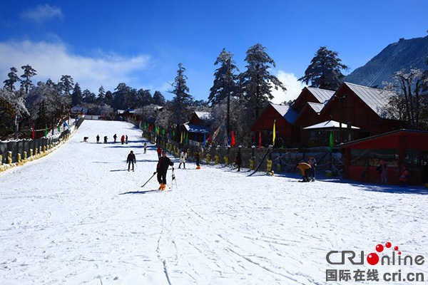 图片默认标题_fororder_峨眉山雷洞坪滑雪场(峨眉山旅游公司-供图)